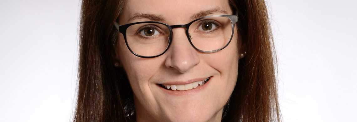 Man sieht ein Bild von Karen Peier